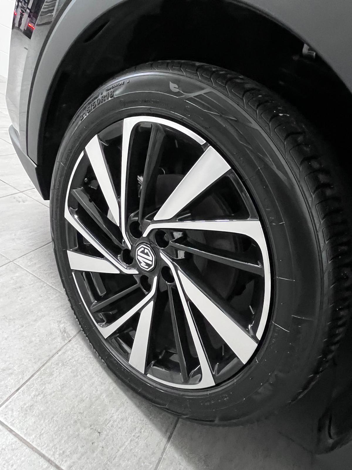 MG ZS HYBRID+ LUXURY